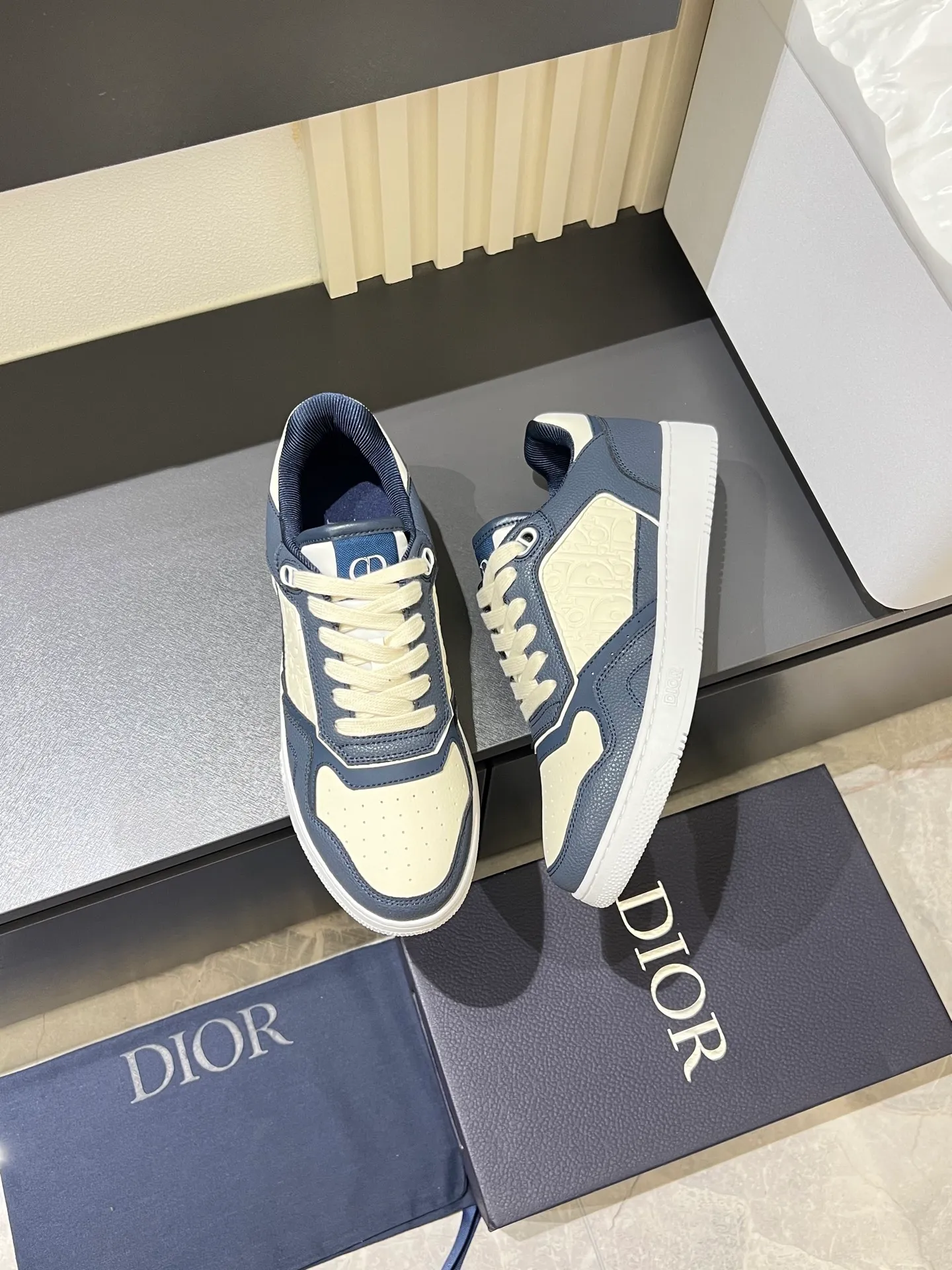 Men's shoes 💰p400 "Dio*" mid-top B27 casual sneakers. This B27 high-top sneaker is a new product in the series and continues Di*r's classic style. Crafted from gray and white smooth calf leather with beige and black Oblique print panels on the sides. The "CD Icon" shaped shoelace eyelets are clever and delicate, and the two-color rubber sole, rear collar and heel are all equipped with the brand's iconic details to enhance the style. Oblique printed straps at the ankle allow for an adjustable fit to complement the overall design. Fashionable and versatile, it can complement any look. Create an exquisite design with unique dynamic vitality and modern atmosphere, presented in low-top and high-top styles. This new must-have shoe adds a new dimension to Dior's archive heritage, embodying modern elegance. Purchase the original version and make it 1:1. If you need top quality, please come to me! Male 38-44!